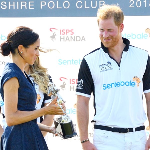 Princ Harry a Meghan si dali horúci bozk na verejnosti 