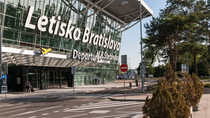 Ako sa to mohlo stať? V Bratislave na letisku pristálo lietadlo bez vysunutého podvozku!