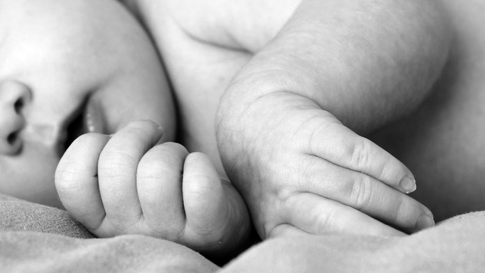 Tragédia v Česku: Po páde z 1. poschodia zomrelo mesačné bábätko