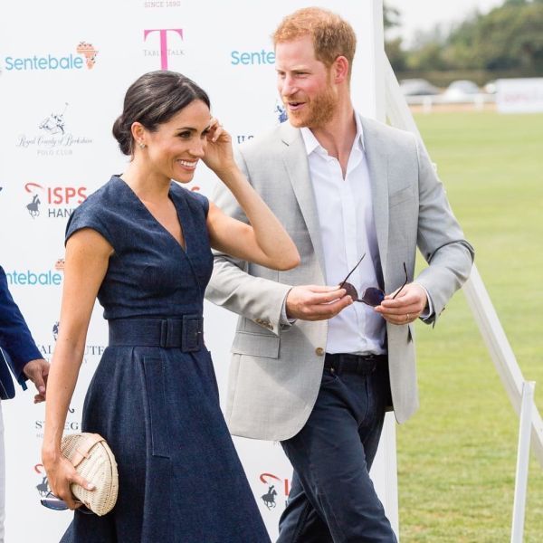 Princ Harry a Meghan si dali horúci bozk na verejnosti 