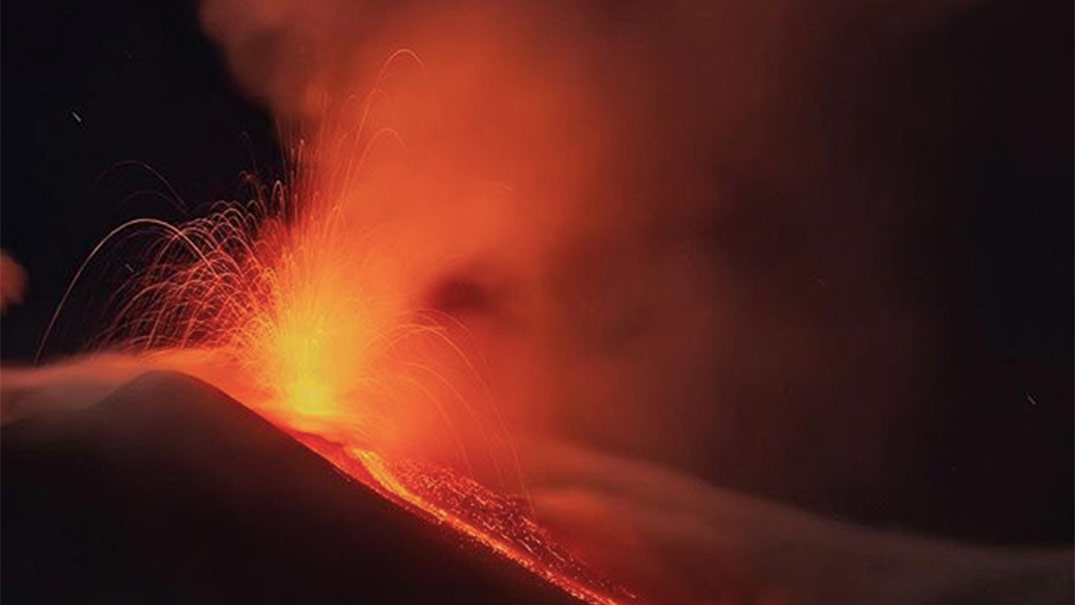 VIDEO: Poplach na Sicílii. Po niekoľkých mesiacoch sa prebudila sopka Etna!