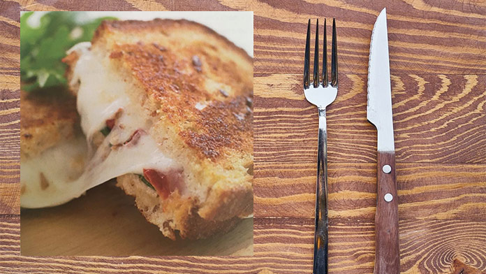 Skvelý tip na chutné raňajky: Zapekaný sendvič s mozzarellou