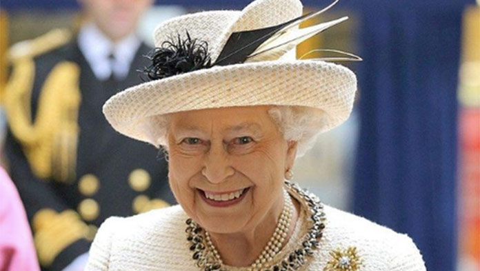 Kráľovná Alžbeta má možno väčší vkus ako Kate s Meghan. Toto robí už vyše 20 rokov