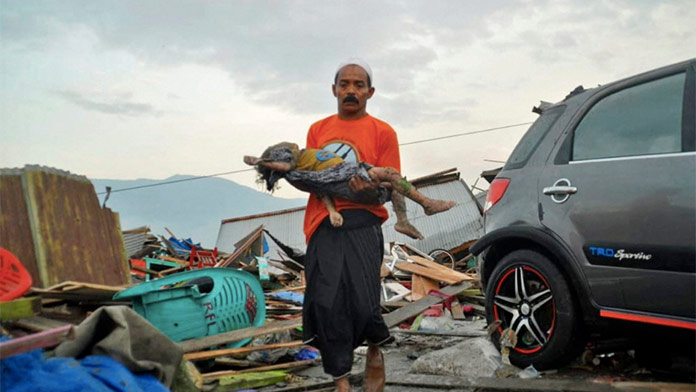 Ničivé zemetrasenie a tsunami v Indonézii si už vyžiadalo najmenej 832 obetí