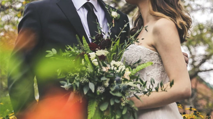 Slovenská herecká dvojica sa v sobotu zosobášila: Nevesta zaujala šedými svadobnými šatami