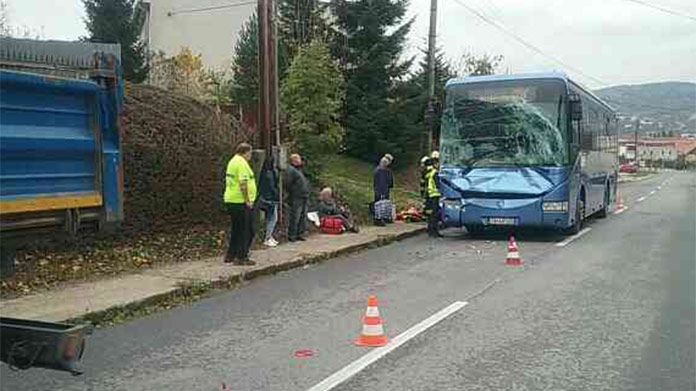 Vážna nehoda: Na Kysuciach sa zrazil autobus s nákladiakom