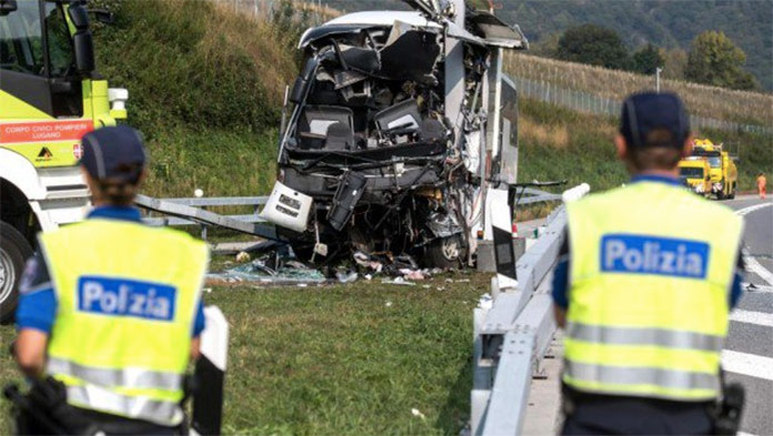 Autobus plný študentov havaroval vo Švajčiarsku. Mladá žena zomrela, ďalšie osoby sú zranené