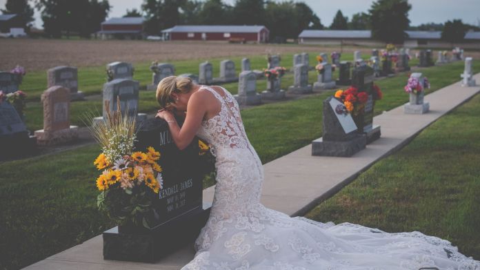 Toto sú najdojímavejšie svadobné fotografie: ,,Áno! “povedala milovanému snúbencovi pri jeho hrobe
