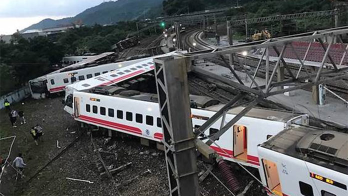 Vykoľajenie vlaku zabilo 22 ľudí, 171 ďalších je zranených
