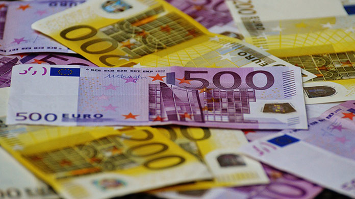 Muž, ktorý si “zámerne” uľavil pri policajtoch, dostal 500-eurovú pokutu