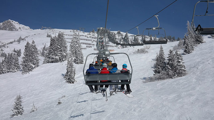 Hasiči zasahujú v lyžiarskom stredisku. Na miesto smeruje evakuačný autobus