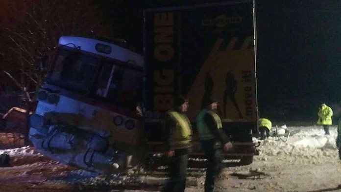 Na severe Slovenska sa zrazil vlak s kamiónom: Vlak sa vykolajil, hlásia zranených!