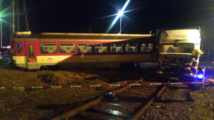 Na severe Slovenska sa zrazil vlak s nákladným autom: Vo vlaku sa viezlo 8 osôb