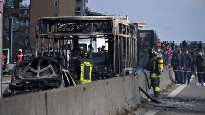 Muž uniesol autobus s 51 deťmi: Tie zviazal a vozidlo zapálil