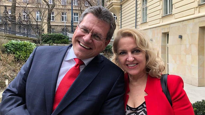 Manželka Maroša Šefčoviča to už nezvláda: Skončila v nemocnici