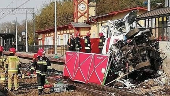 Tragická zrážka sanitky s vlakom: Dvaja mŕtvi a jeden zranený!