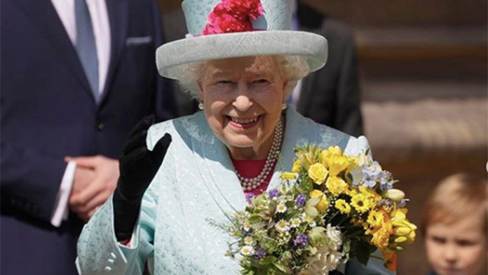 VIDEO Kráľovná Alžbeta oslávila narodeniny v súkromí: Od fanúšikov ju čakal milý darček