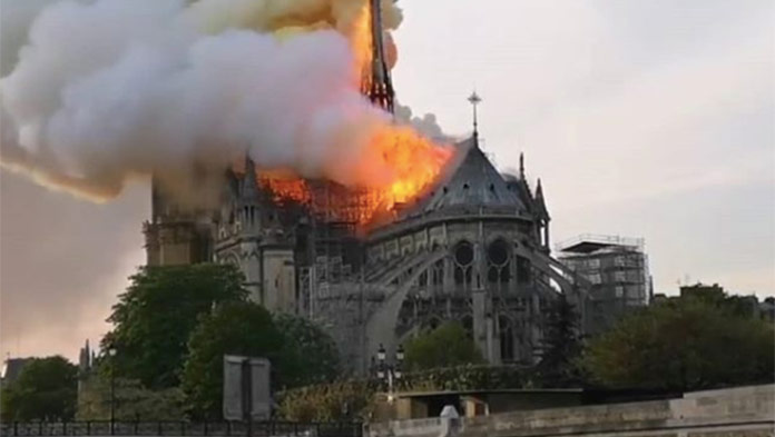 Horí katedrála Notre-Dame v Paríži: Hrozivé zábery z miesta!