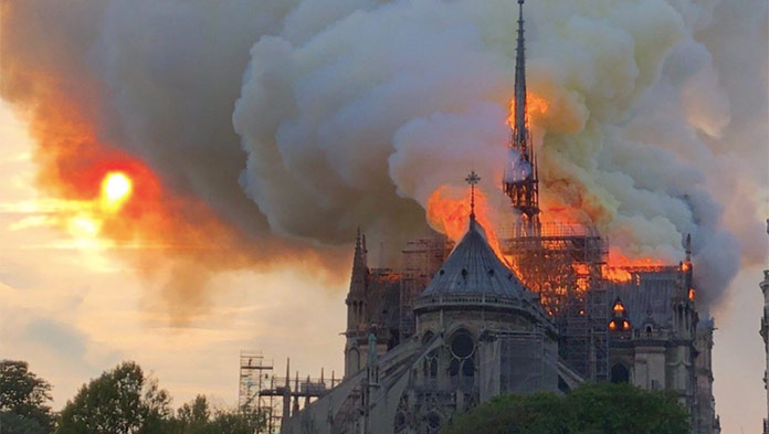 Prvé zábery z pustošenej katedrály Notre-Dame: Ostali len oči pre plač