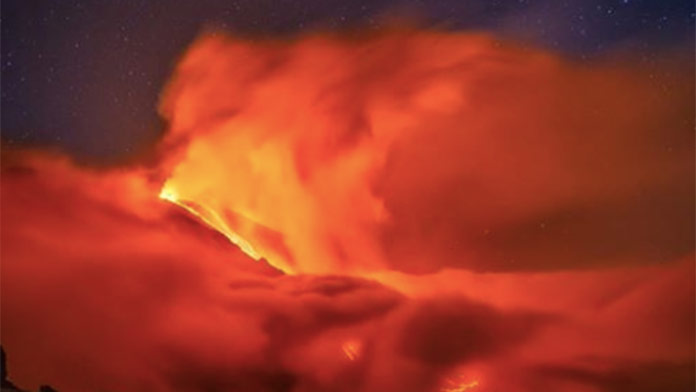 VIDEO Talianska sopka Etna sa opäť prebudila: Chŕli lávu a popol