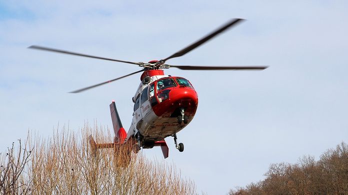 Pri zrážke dvoch vozidiel sa ťažko zranila osoba (23). Na pomoc letel vrtuľník.