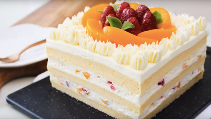 Fantastický vanilkovo-šľahačkový koláč s ovocím
