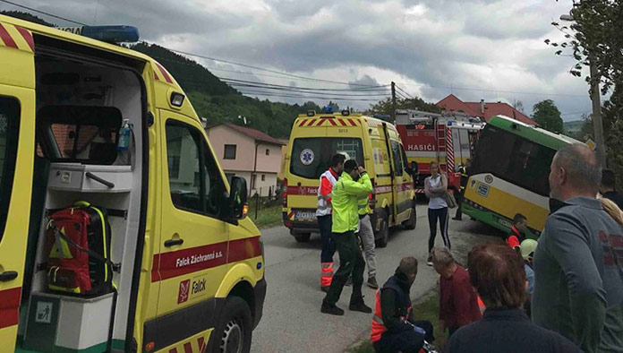 Nehoda autobusu v Žiline: Zasahovať musel aj záchranársky vrtuľník
