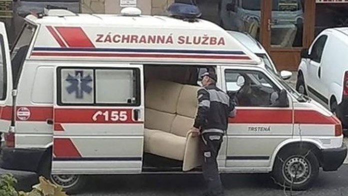 Fotka sanitky vyvolala medzi Slovákmi poriadny rozruch: Prečo prevážala sedačku?