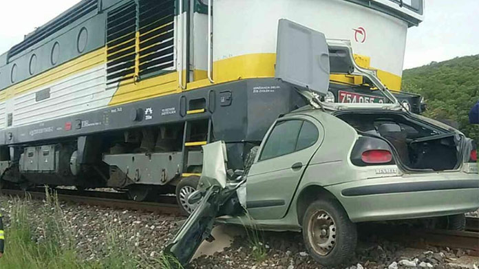 Desivá nehoda na východnom Slovensku: Vlak zrazil osobné auto!