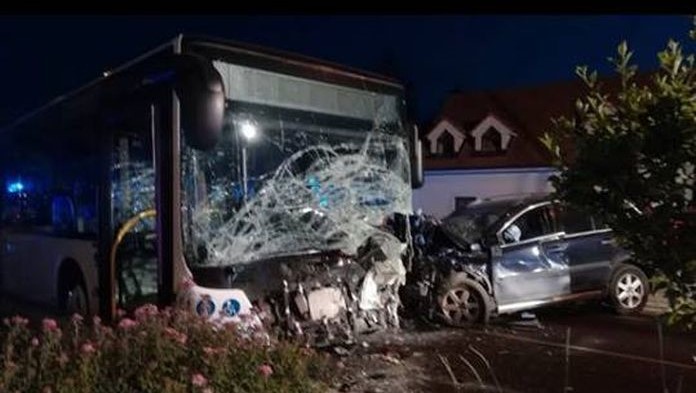 Tragická nehoda v Bratislave: Muž (†32) pri predbiehaní narazil do autobusu, neprežil ani jeho pes