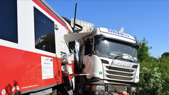 Hrozivá nehoda pri Nitre: Vlak vrazil na priecestí do nákladného auta