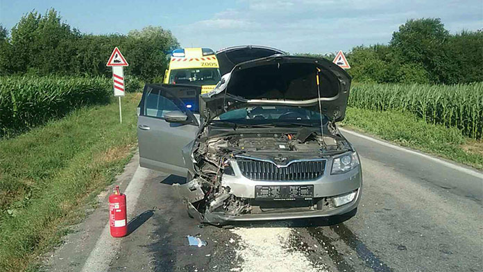 Nehoda pri Partizánskom: Dve autá sa zrazili s autobusom s 50 cestujúcimi