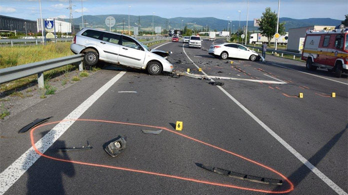 Tragická nehoda v Novákoch: Po čelnej zrážke zomrel jeden z vodičov