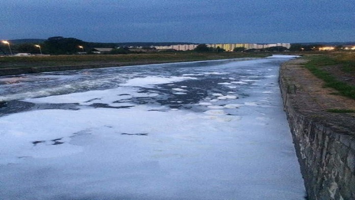 AKTUALIZÁCIA: Záhada vo Zvolene: Na rieke Hron sa objavila hustá biela pena neznámeho pôvodu