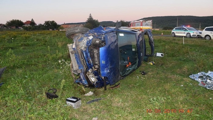 Vážna dopravná nehoda pri Lučenci. Prevrátené auto a dvaja zranení
