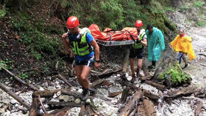Dvaja turisti spadli v Malej Fatre do potoka: Na pomoc im museli prísť záchranári