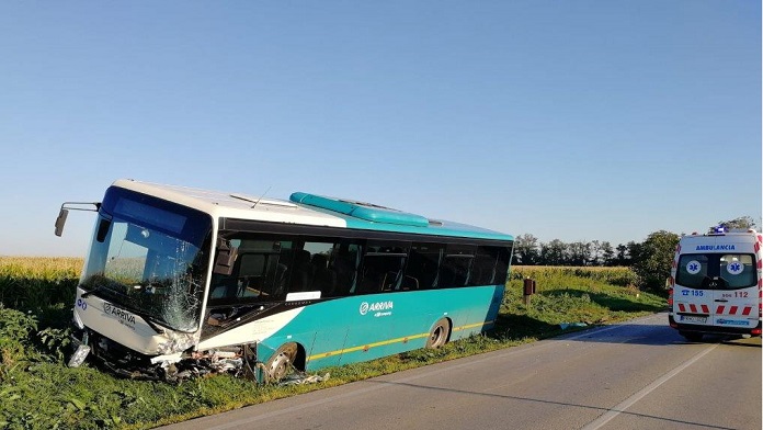 Tragická nehoda autobusu s osobným autom: Zomrel mladý muž (†30)