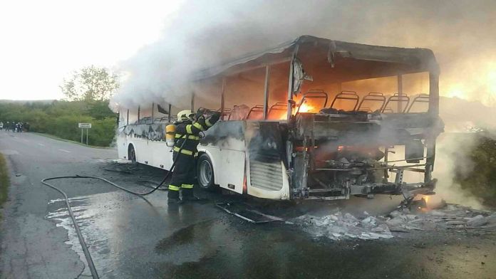 V Jakubovanoch horel ráno autobus: Cesta bola v čase udalosti uzavretá!