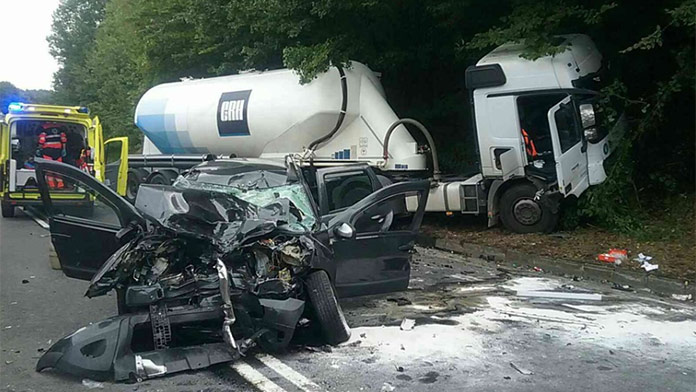 Vážna nehoda na strednom Slovensku: Zrazilo sa auto s kamiónom