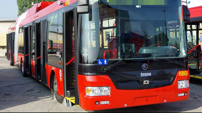 Nešťastie v Nitre: Autobus prešiel dôchodkyni po nohe.