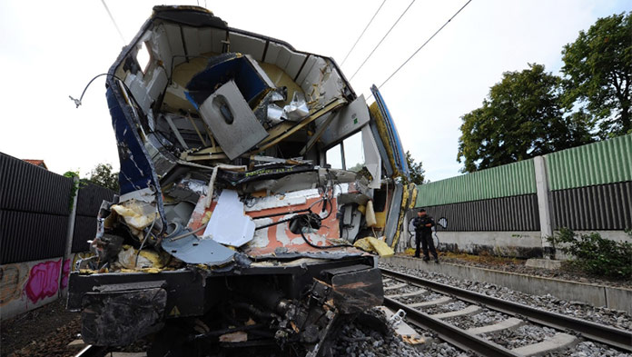 Zrážka nákladného auta s vlakom si vyžiadala osem zranených