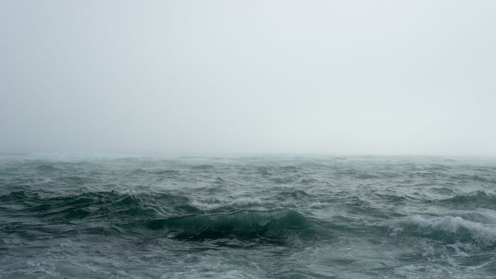 Do mora sa zrútil vrtuľník s niekoľkými osobami: Jeden mŕtvy, zvyšní sú nezvestní