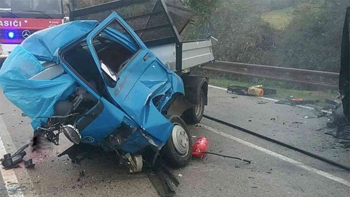 Mimoriadne tragická nehoda: V aute zomreli dvaja mladí muži, ďalší je ťažko zranený