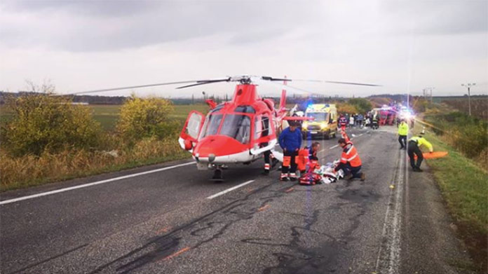 Pri tragickej nehode autobusu zasahoval aj vrtuľník: Prevoz 15-ročného chlapca s vážnym zranením