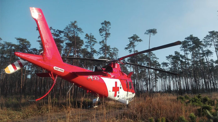 Vážna nehoda na západnom Slovensku: Vodič narazil do stromu, zasahoval vrtuľník