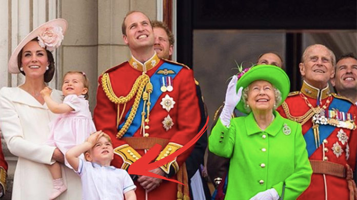 Kráľovská rodina zverejnila vianočnú fotku: Vedľa kráľovnej je aj malý George