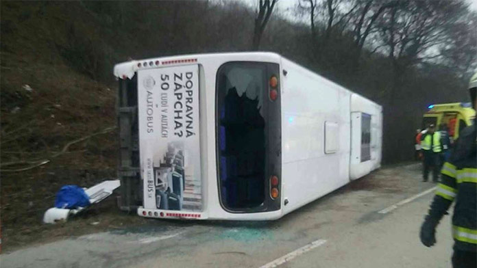Dopravná nehoda autobusu na východe Slovenska: Zasahuje takmer 20 hasičov