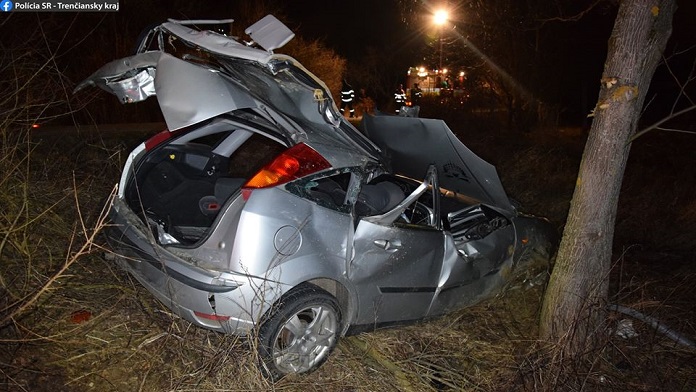 Vážna dopravná nehoda v okrese Trenčín: Vodič vrazil do stromu