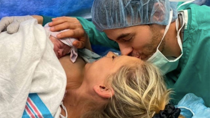 Iglesias a Kurnikovová zverejnili fotky z pôrodnice: Ukázali svoje tretie dieťatko