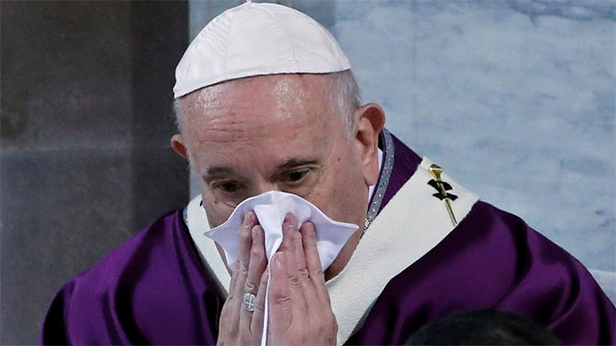 VIDEO Pápeža Františka skolila choroba. Deň predtým požehnal chorým s koronavírusom